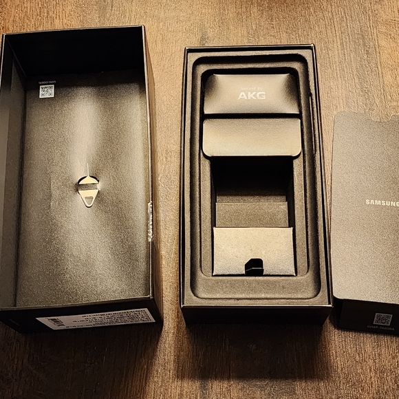 Samsung S20 Ultra 5G box with headphones - Picture 5 of 9